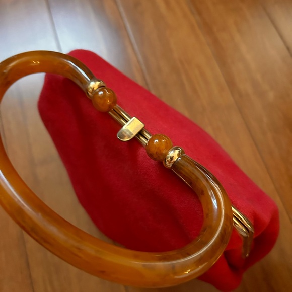 Highly collectible vintage 1950s fuschia felt purse with Bakelite handle. - Picture 2 of 6